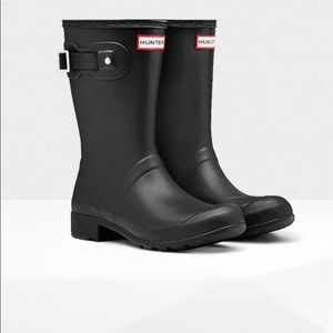 Hunter mid calf rain boots matte black